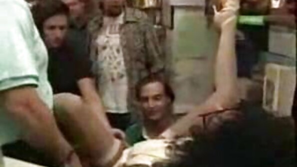Tatuerade Yurizan Beltran knullad vid poolen