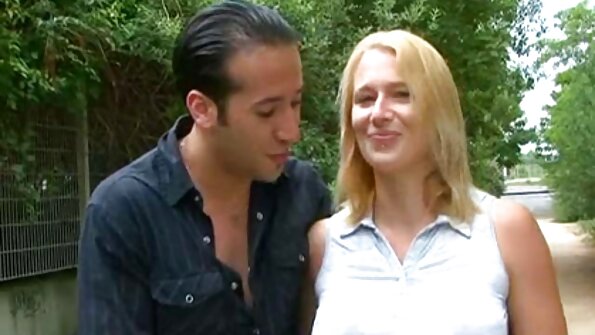 Mörkhårig tonåring gillar äldre killar