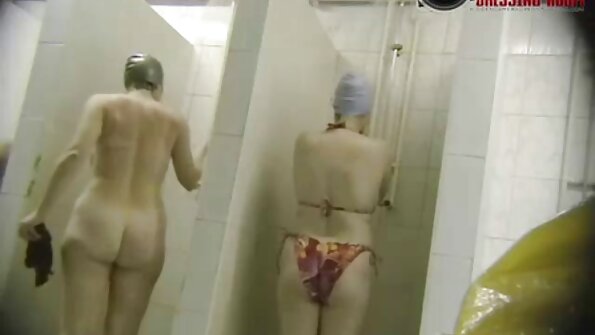 Tonåringen Kimmy Granger med sin pojkvän och styvmor Alexis Fawx har sex i badrummet